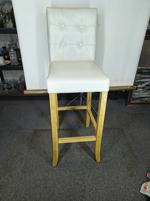 Hoker barowy Tim Wood – biały, skórzany, elegancki