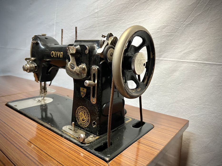 Maquina de Costura- Oliva c/ armario