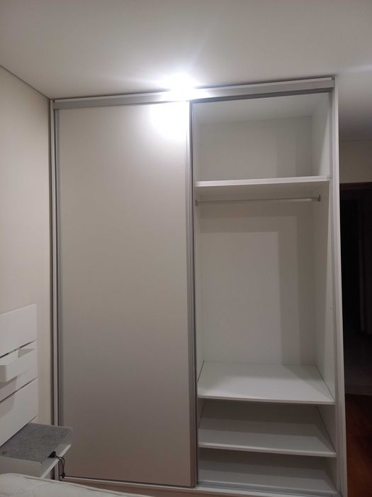 Roupeiro branco em excelente estado