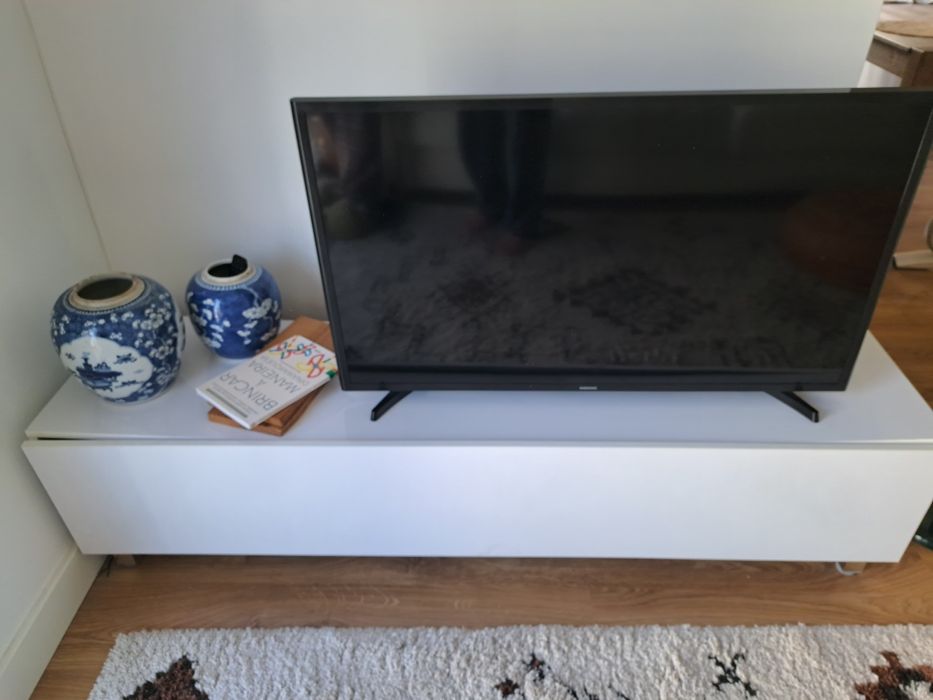 Aparador móvel para tv branco com pés