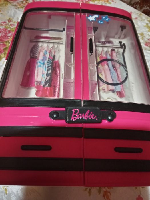 Шафа для одягу ляльки.