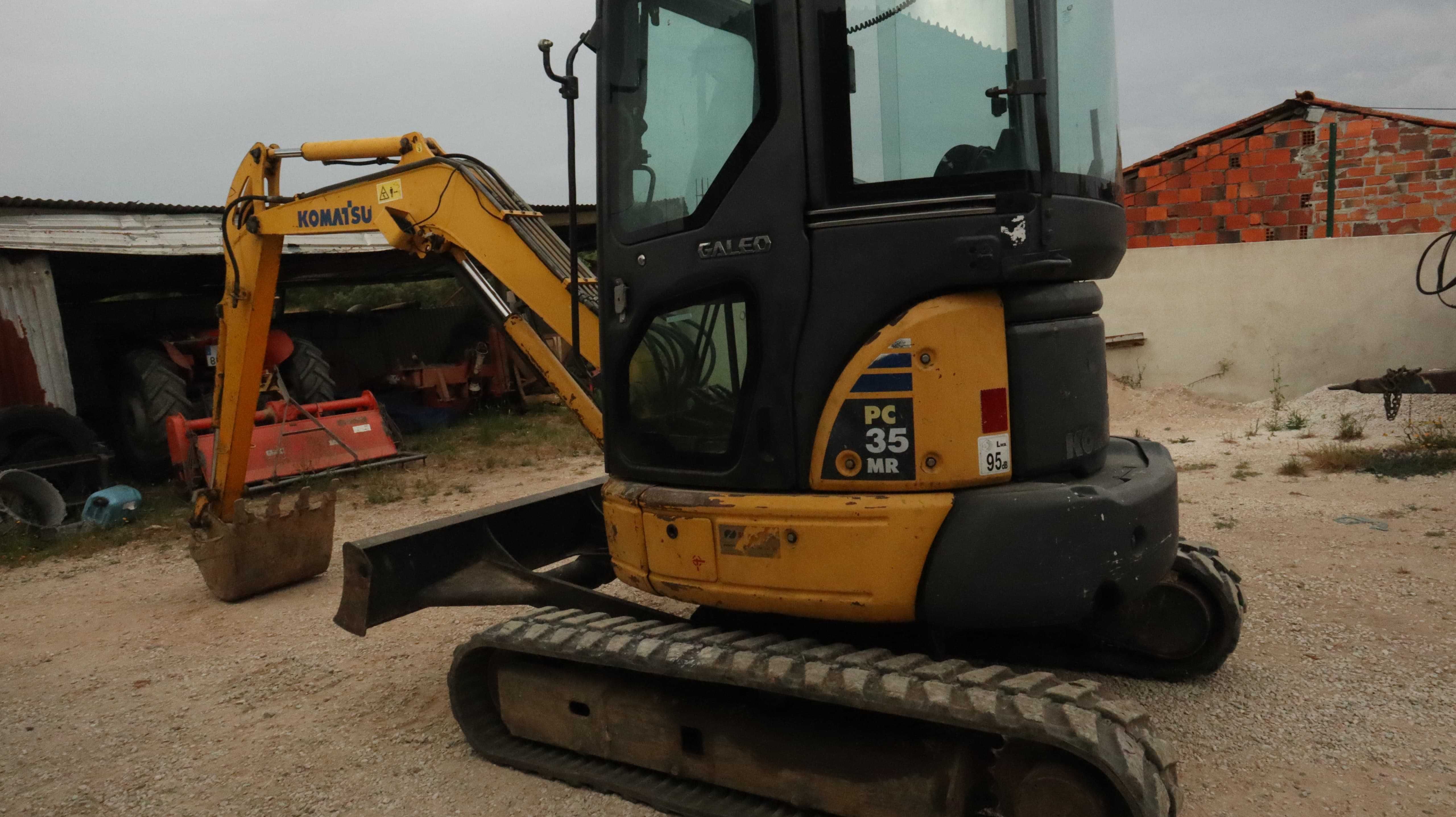 Komatsu PC35 MR muito bom estado.