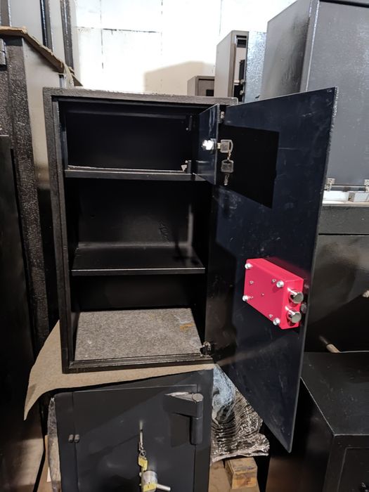 Продаю б.у канцелярський  сейф (метал 5 мм)