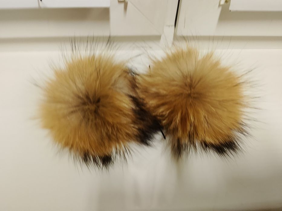 Pompony z jenota naturalnego 2 szt