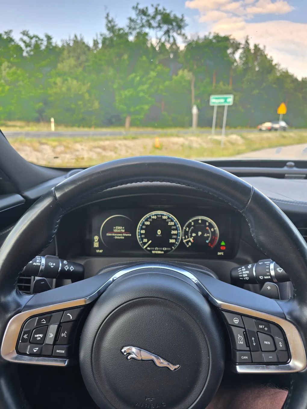 Jaguar XF R-Sport, Kamery 360, Radar, Dociągi drzwi