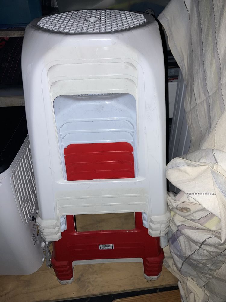 Bancos de plastico brancos e vermelhos