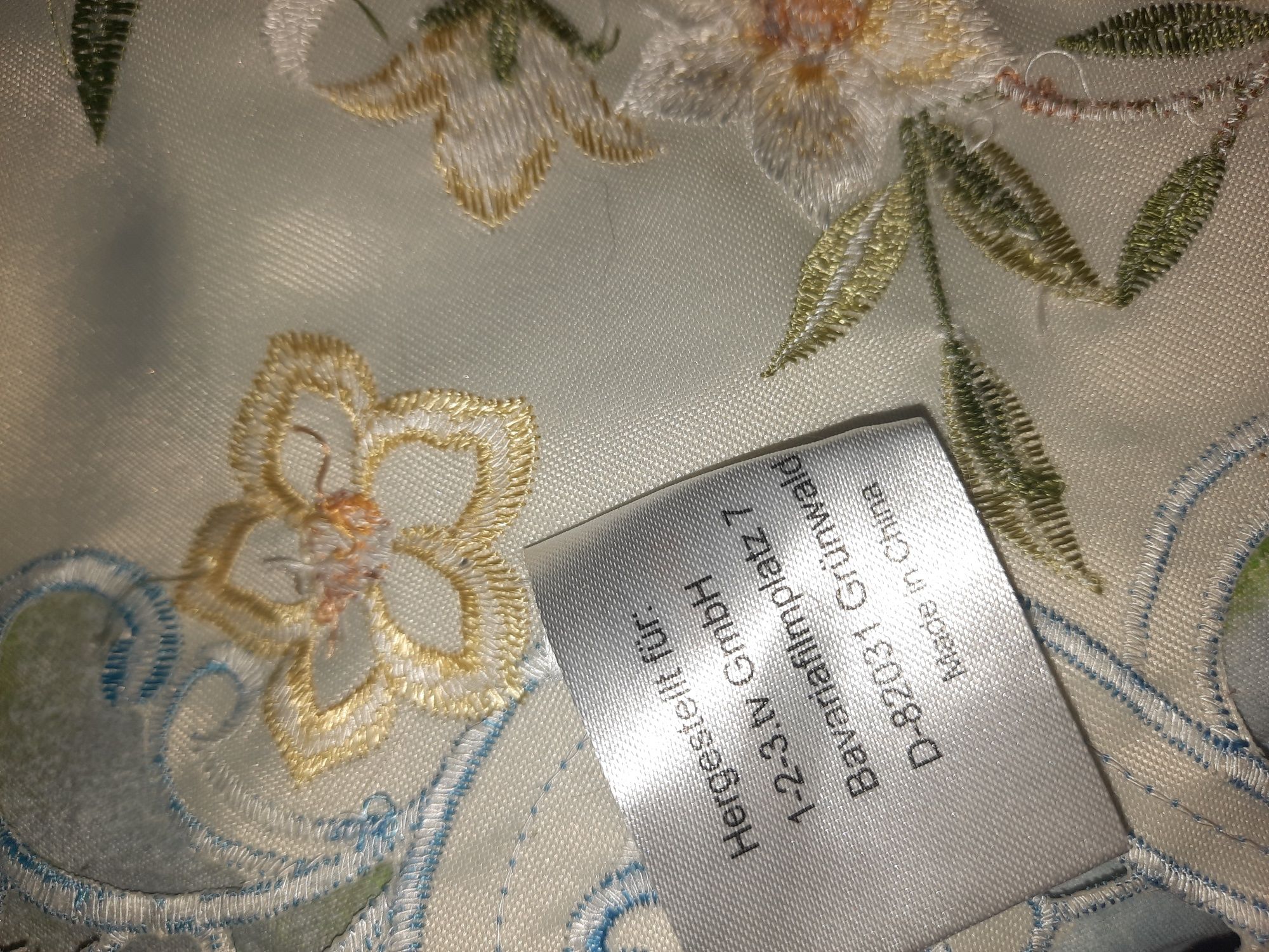 Вишита ошатна серветка