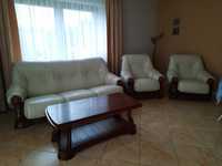 Komplet drewnianych mebli do salonu: skórzany sofa, dwa fotele