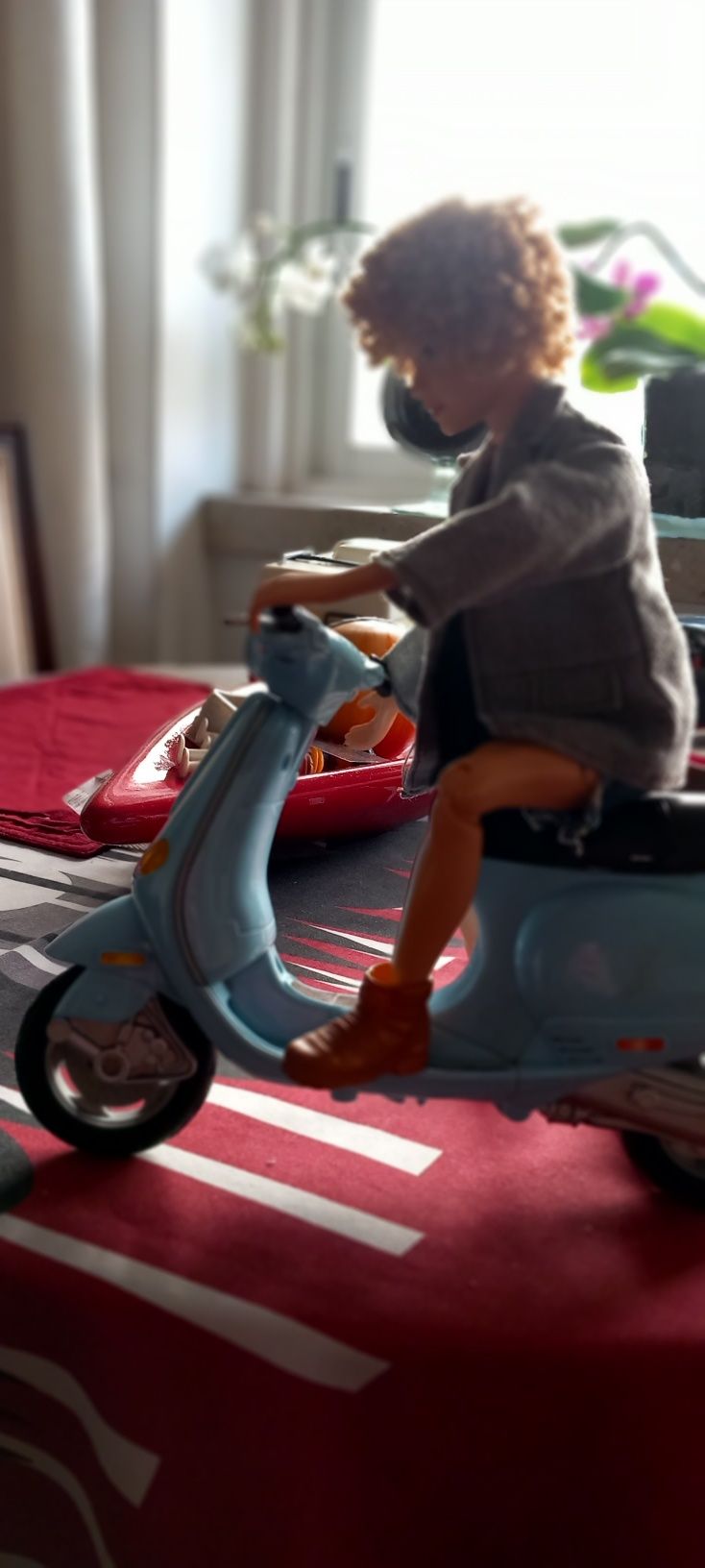 Boneco Mattel com mota Vespa