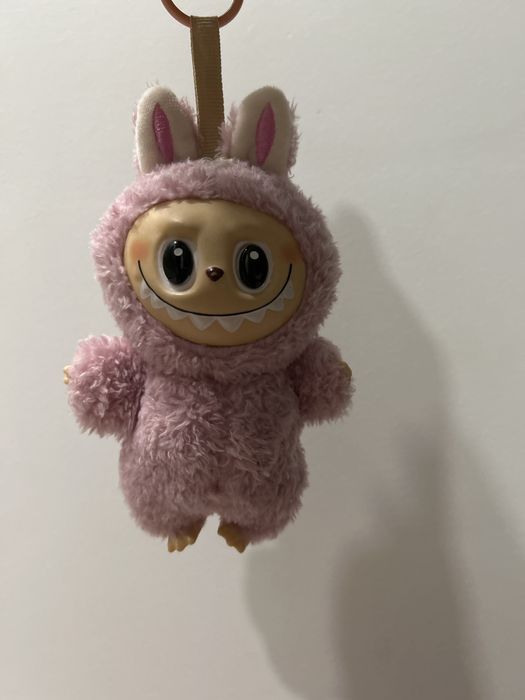 Лабубу у рожевому колері