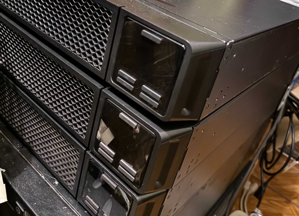 Безперебійник ДБЖ APC smart UPS  SRT2200RMXLI