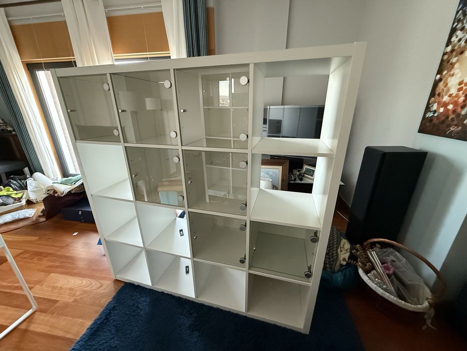 Estante cubos 4x4 Kallax com portas vidro