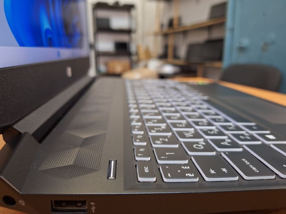 HP Pavilion Gaming 15-ec0004ua Ryzen 7 3750H GTX 1660 Ti 6Gb 16/512