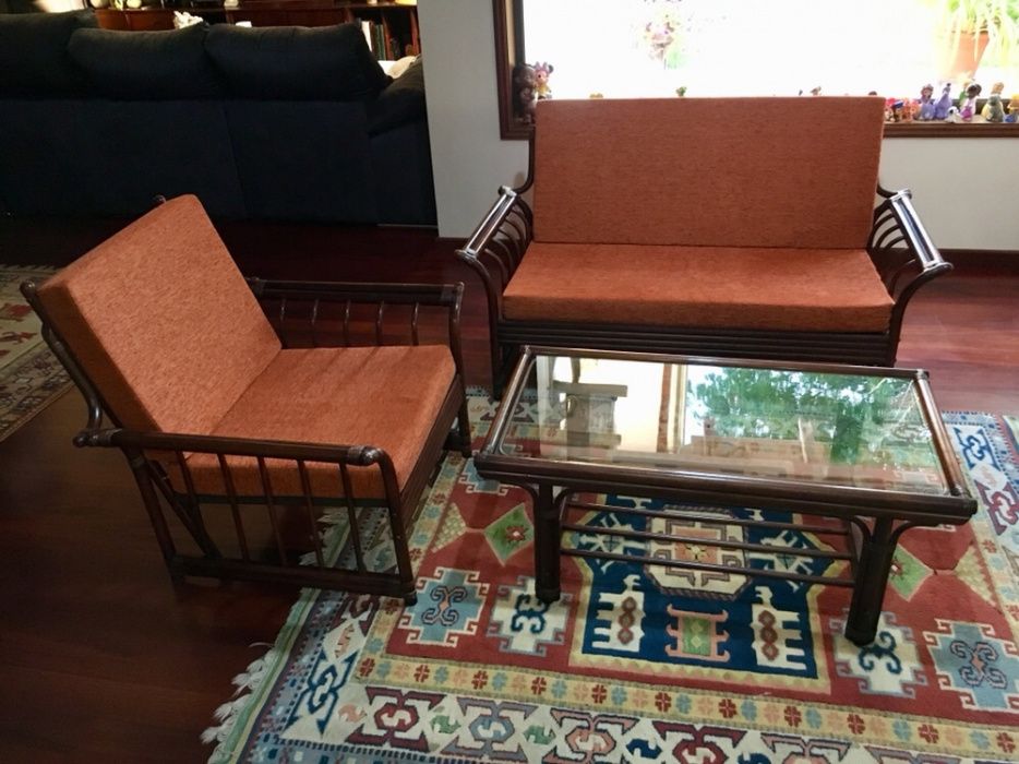 2 sofás e mesa de centro vintage em Bambú