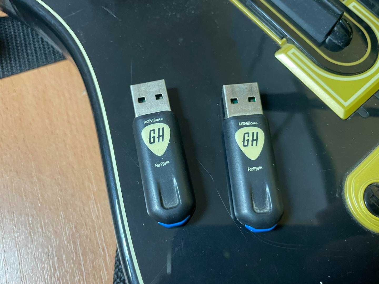 Zestaw do PlayStation 4 GUITAR HERO LIVE z 2 Gitarami