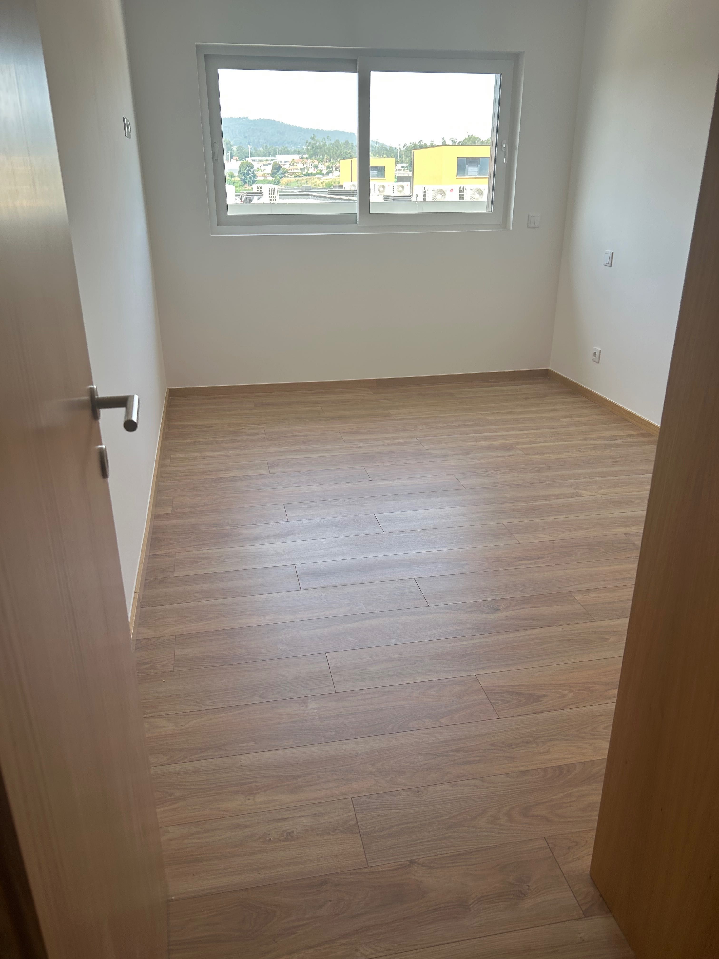 Alugo apartamento Novo com garagem junto à estação de Nine
