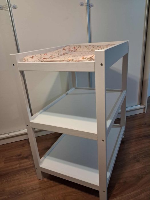 Zestaw dla noworodka: łóżeczko, przewijak i inne