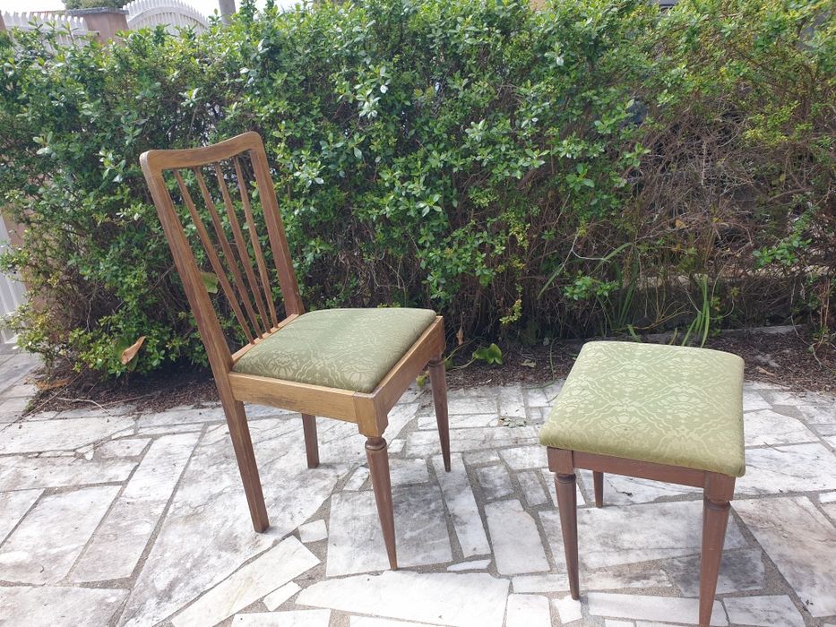 cadeira antiga vintage com apoio de pés