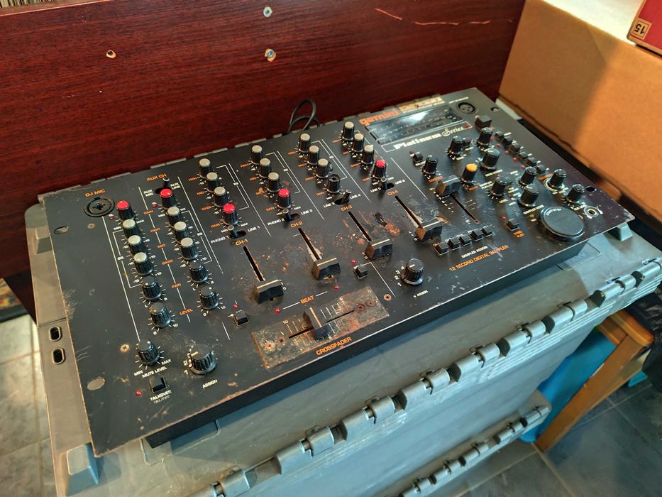 Gemini PS-812 Professional DJ Mixer
Platinum Series