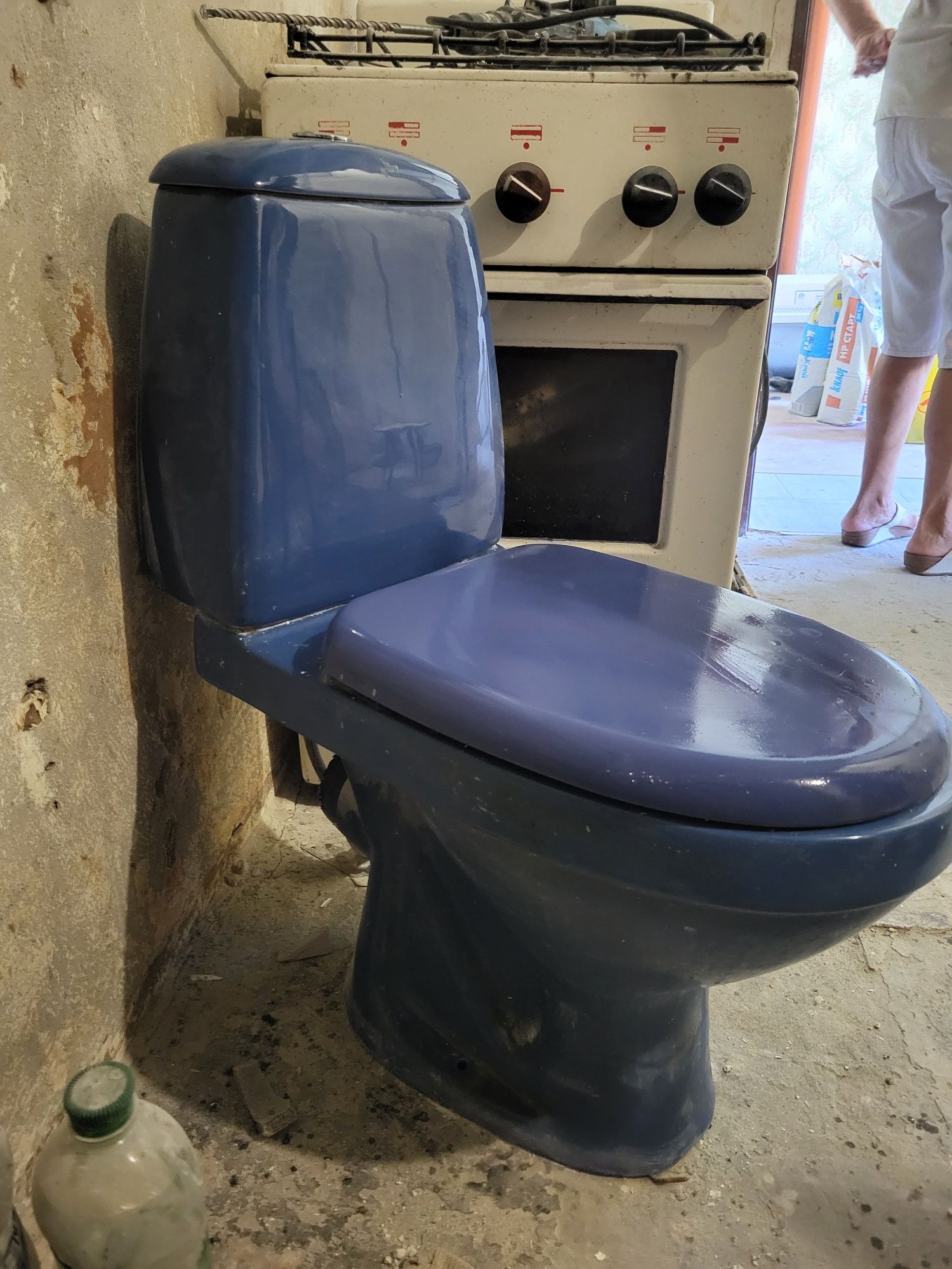 Унітаз бу синій.