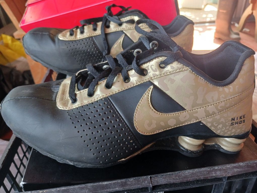 Nike Shox senhora preto e dourado efeito camuflado