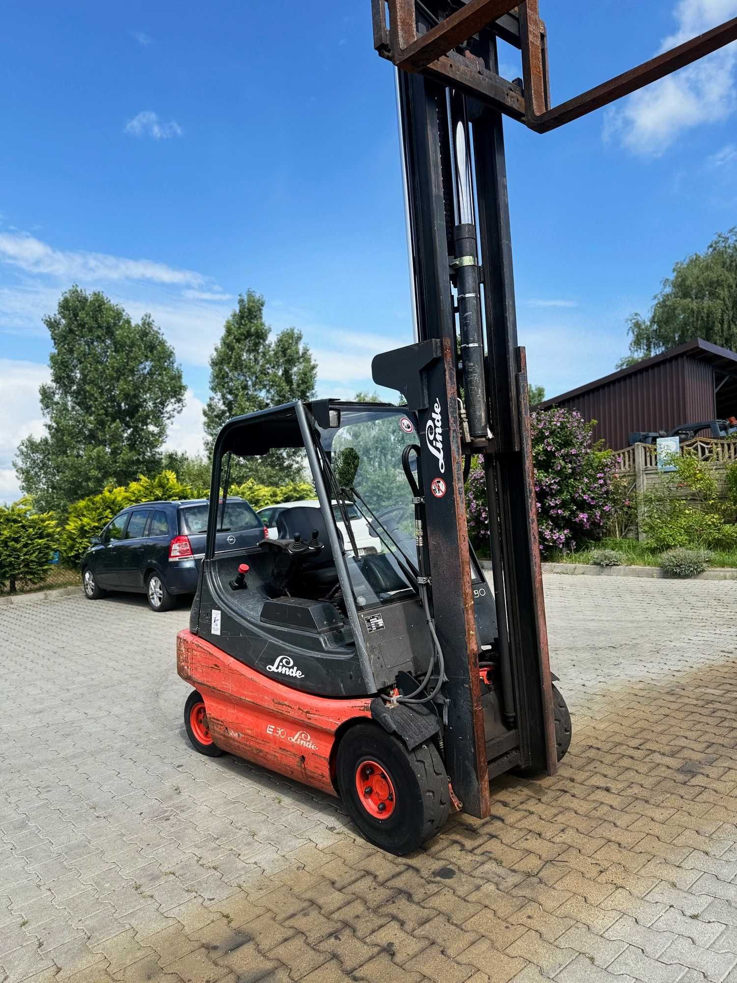 wózek widłowy elektryczny LINDE E30 wolny skok przesuw boczny 3000kg