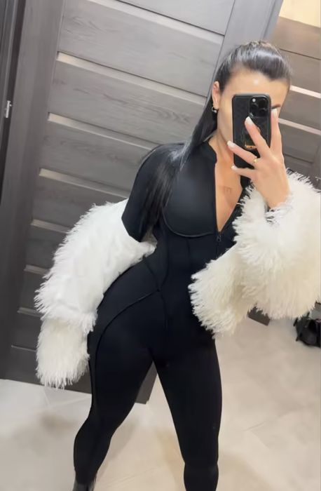 Коричневий та бежевий комбінезони