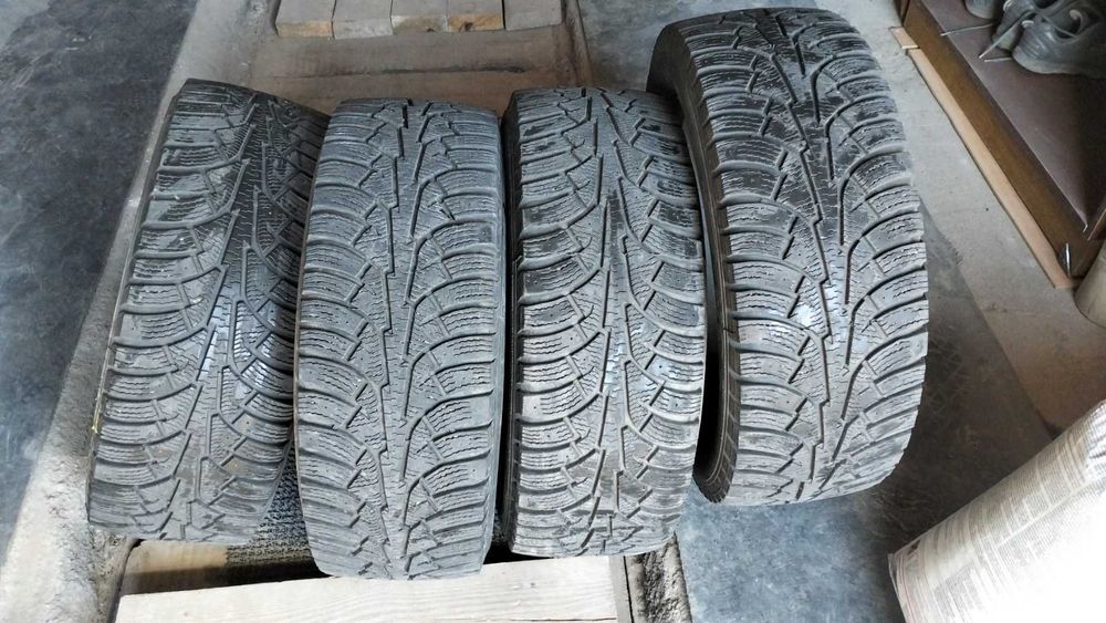 Продам зимові шини 215/50/R17