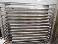 Carro inox com tabuleiros de pão