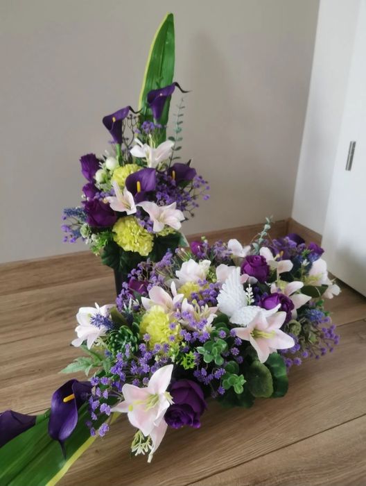 Kwiaty , kompozycja na cmentarz obciążona