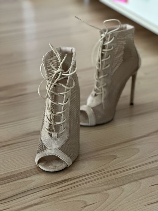 Босоножки для hills