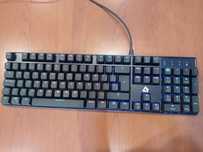 Teclado mecânico gaming RGB.