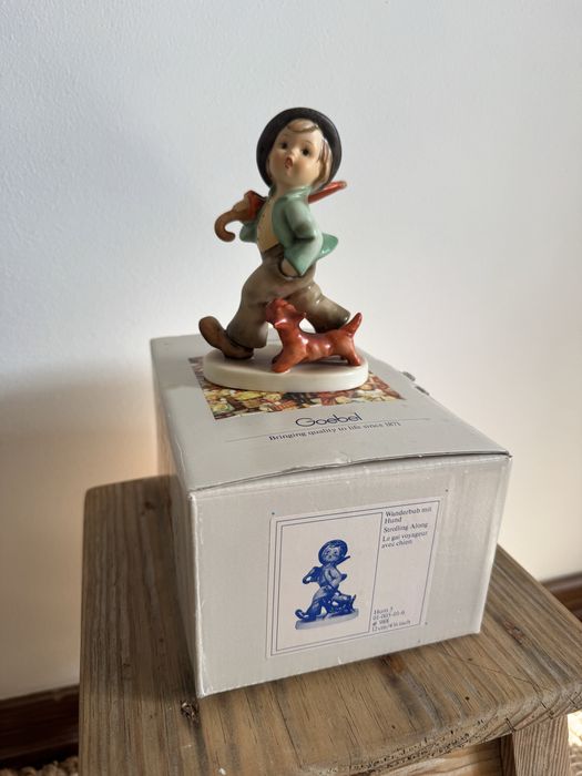 Figura Goebel Hummel HUM 5 - Menino com cachorro - Como nova