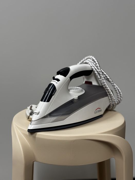 Ferro de engomar a vapor ELECTRONIA — novo