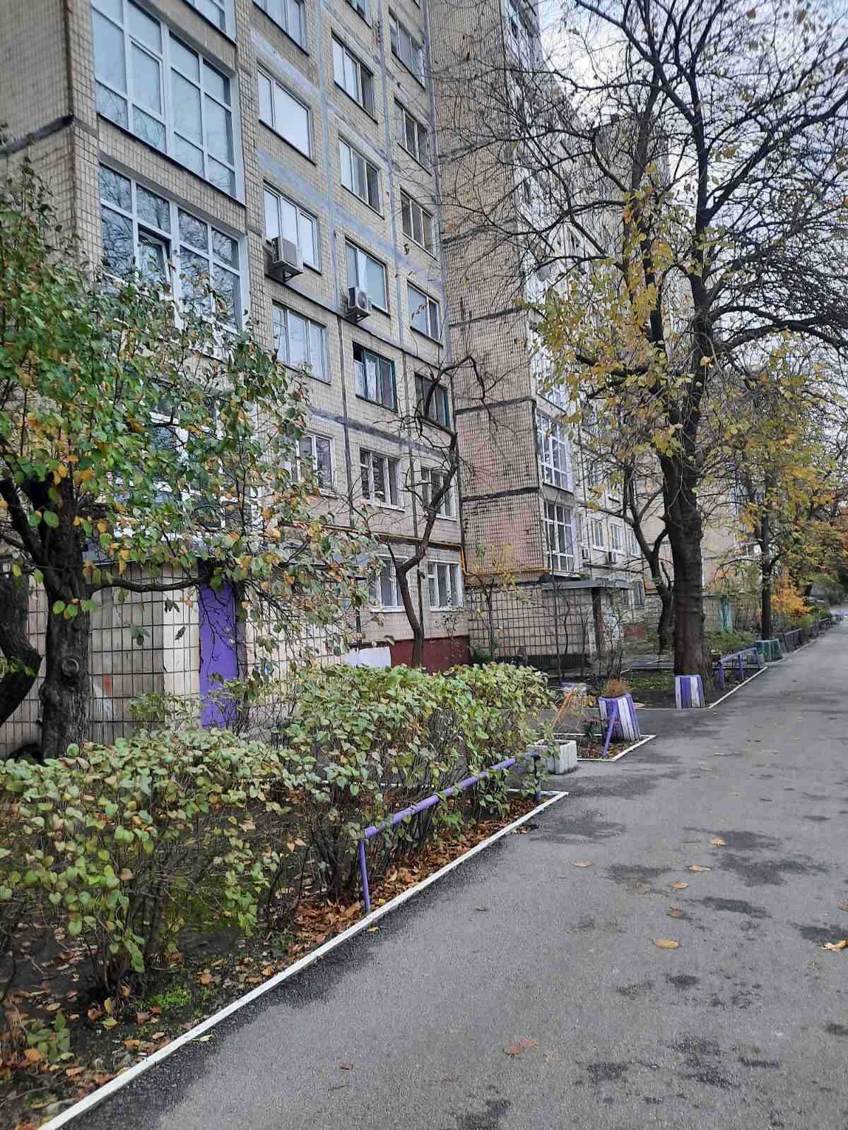 Продаж 2-х комнатної  проспект Воскресенський  25( бульвар Перова)