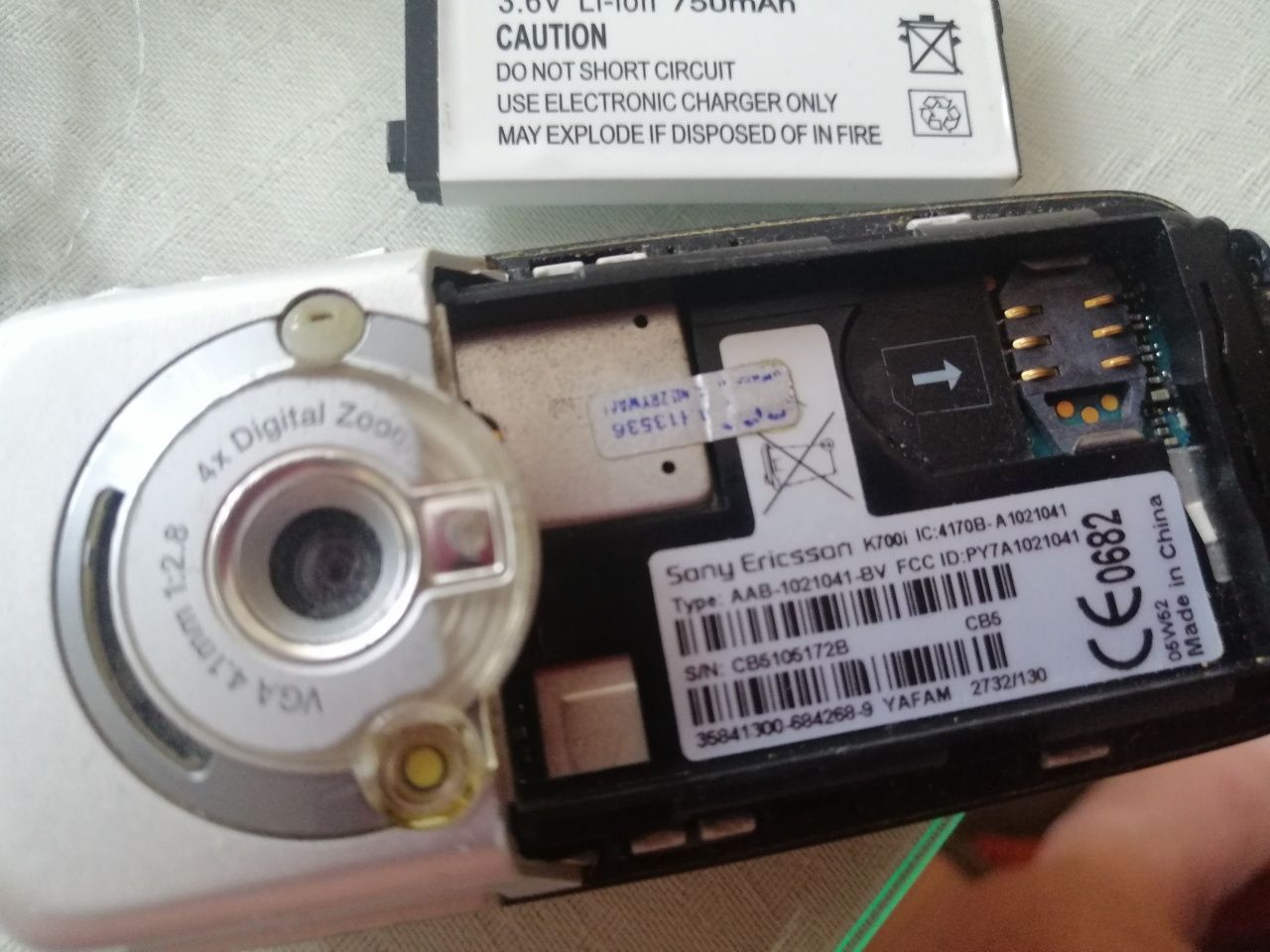 Stary telefon Sony Ericsson K700i dla kolekcjonera