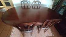 Mesa de madeira e cadeiras