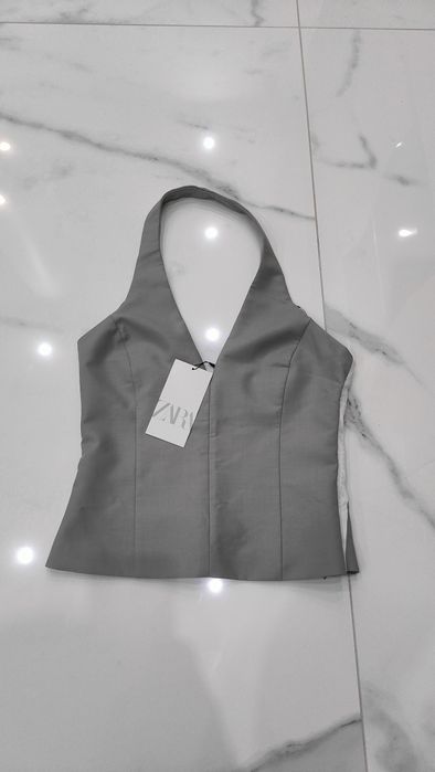 Top z dekoltem halter i wstawkami z łączonych tkanin