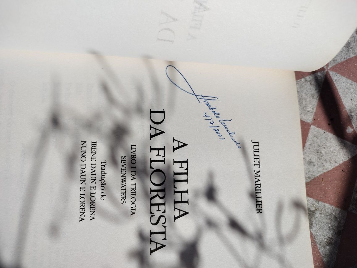 Livro "A Filha da Floresta"