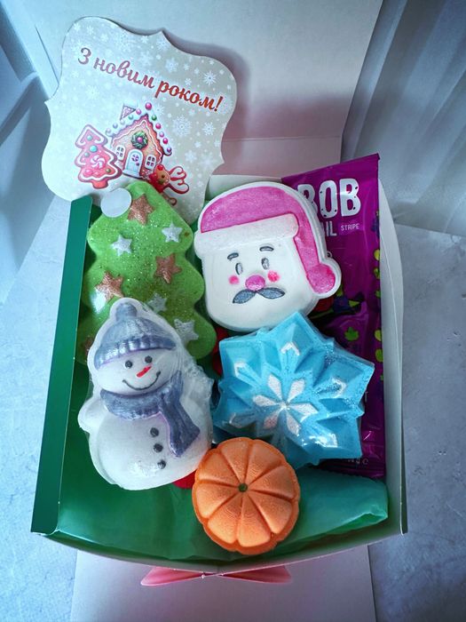 Подарунки для садочка та школи новорічний подарунковий набір