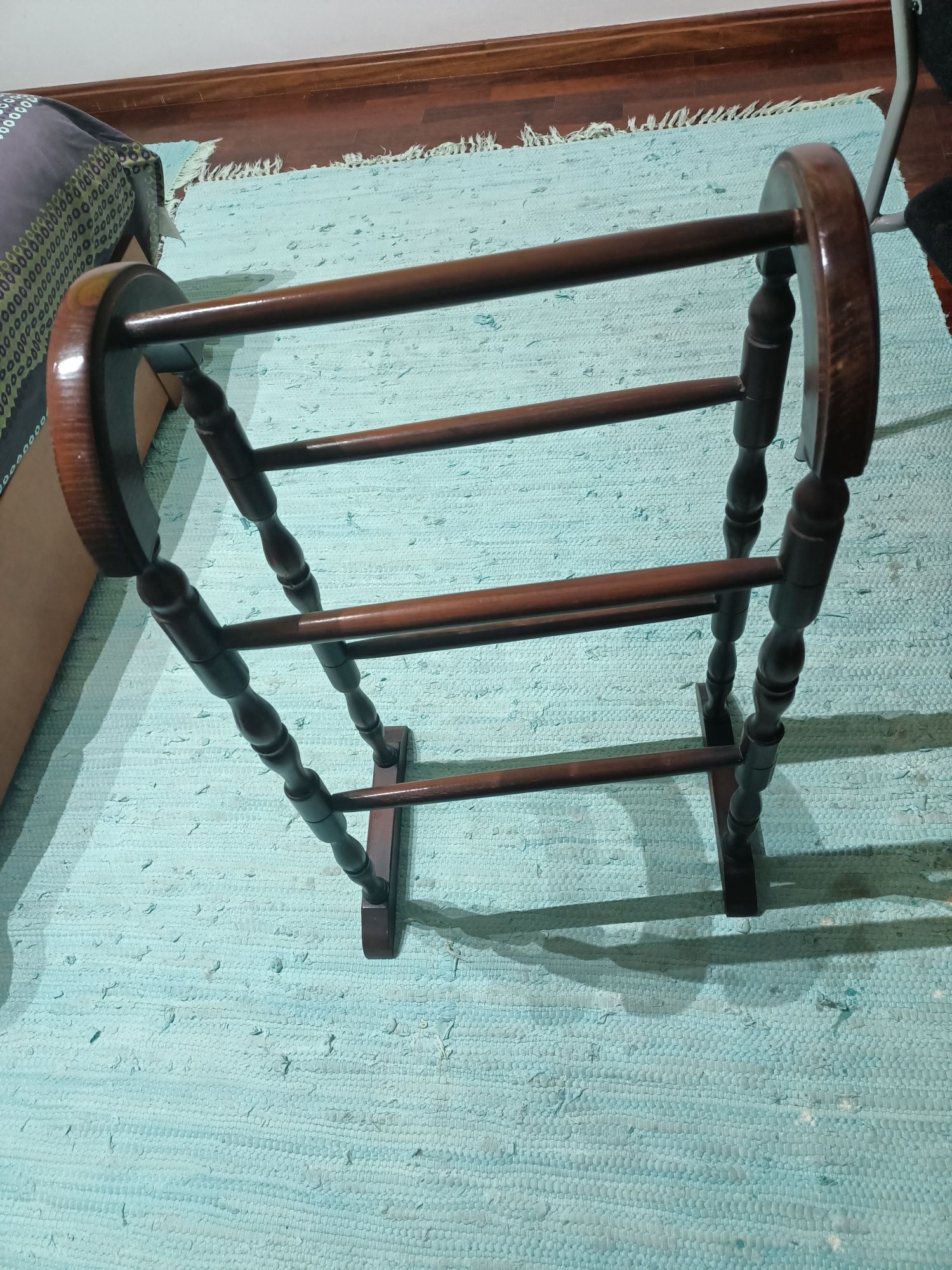 Suporte para toalhas de casa de banho em madeira/mogno