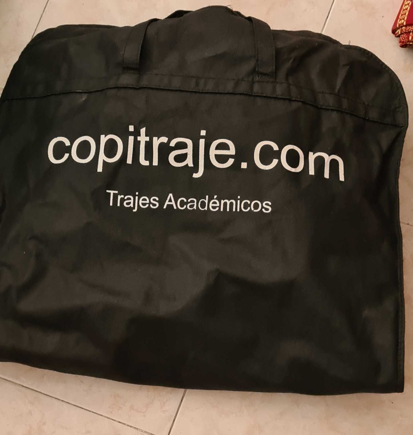 Traje académico com manta incluída