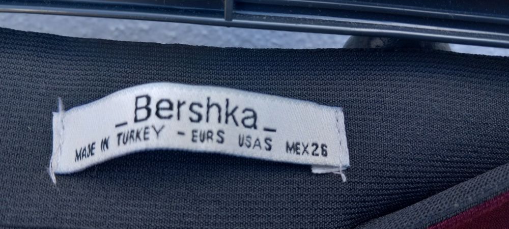 Saia bordô, tamanho S da Bershka 4€