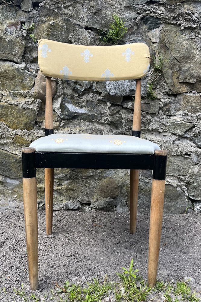 Trzy krzesła tapicerowane oryginalny polski design PRL vintage
