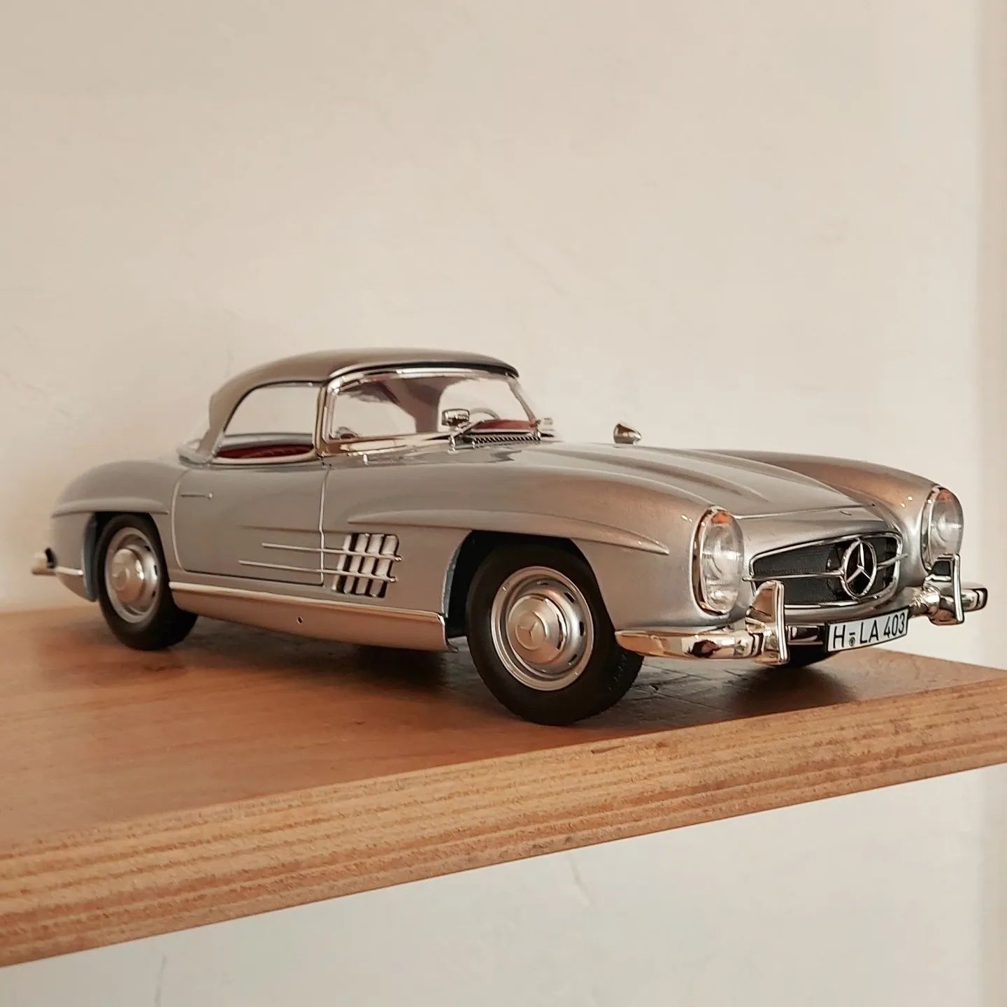 Масштабна модель Norev 1/18  Mercedes 300 SL Roadster 
Масштаб - 1/18