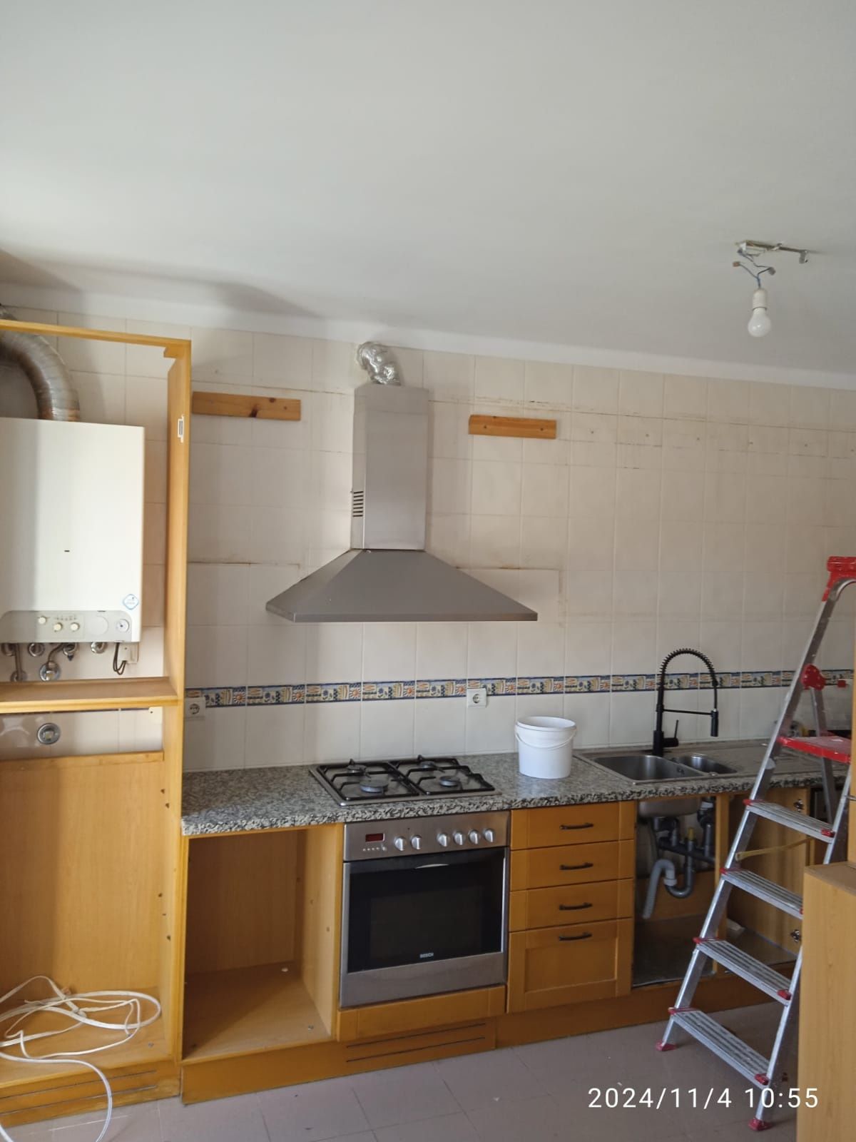 Cozinha Completa com Portas de Madeira  Pedra, Placa, Forno e Exaustor
