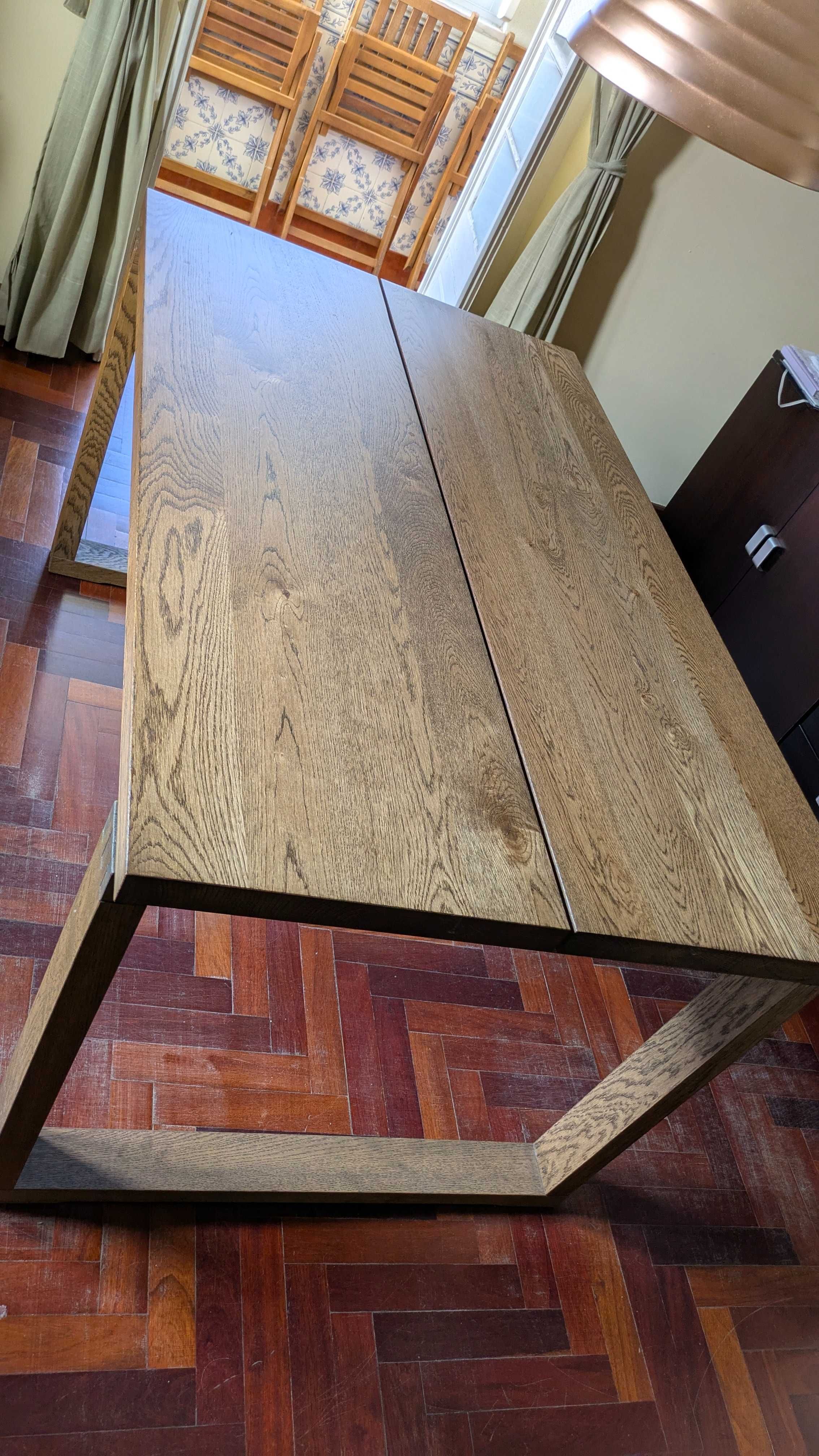 Mesa de jantar com chapa em carvalho
