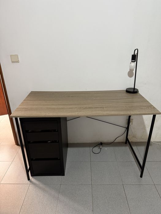 Secretária preta com tampo em madeira