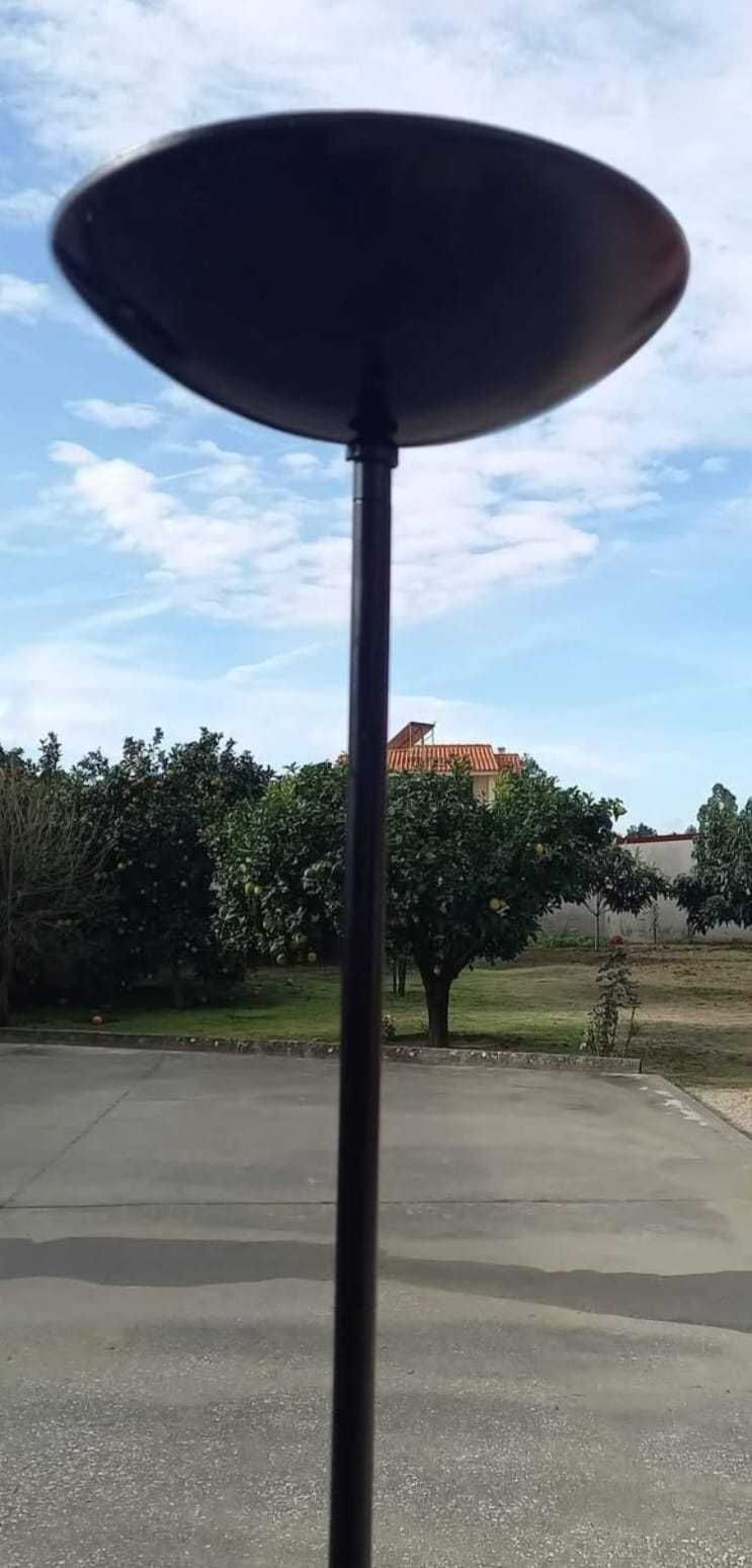 Candeeiro em bom estado.