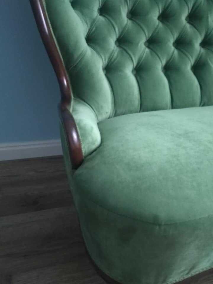 Stara odrestaurowana sofa